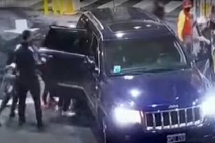 Nueve delincuentes robaron una camioneta en un estación de servicio en San Telmo