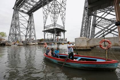 Los barcos siguen funcionando para cruzar el río