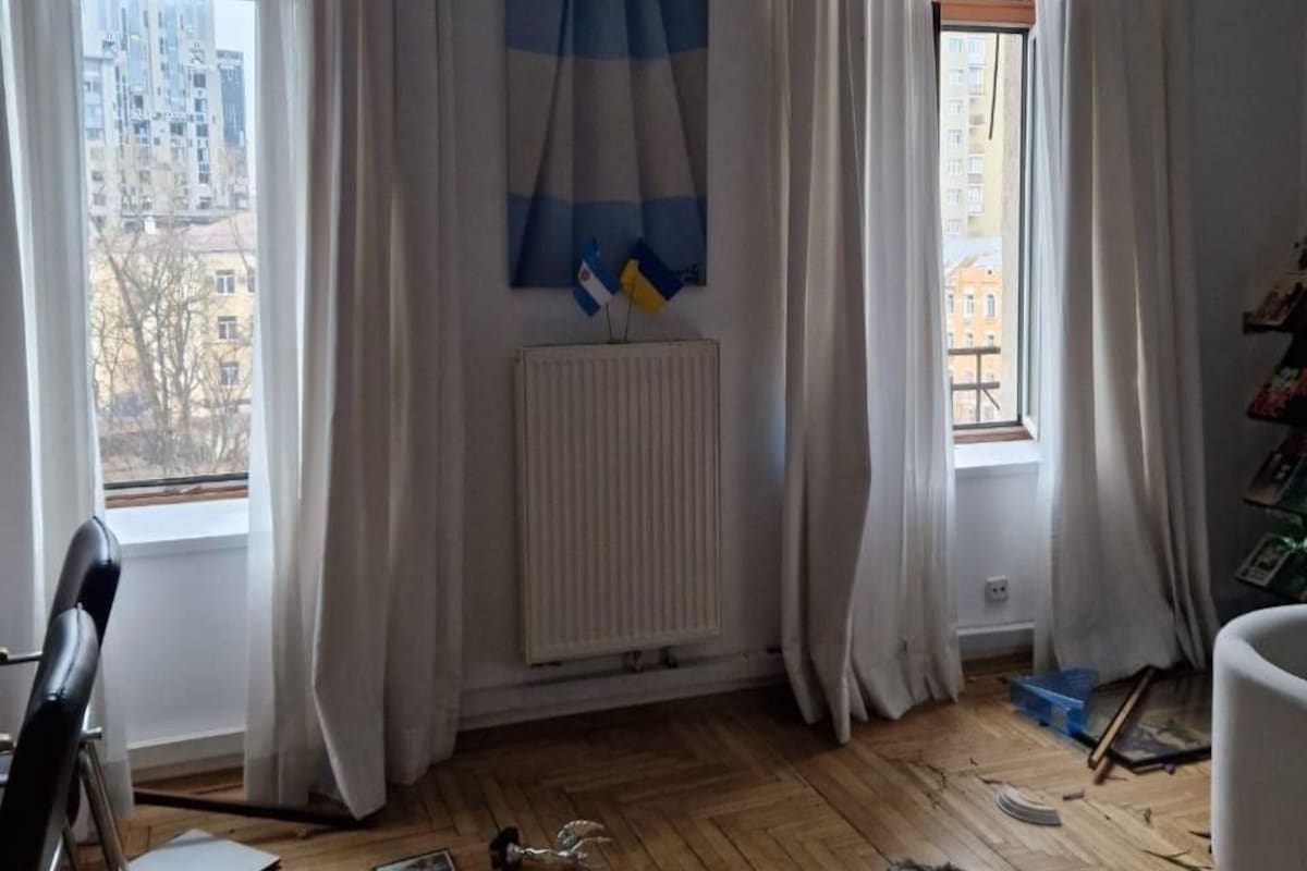 Nuevo ataque de Rusia a Ucrania: la embajada argentina en Kiev sufrió daños.