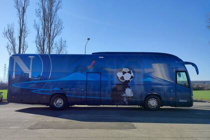 Nuevo micro del SSC Napoli con imágenes de Diego Maradona.