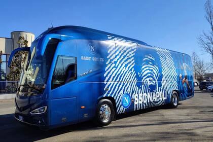 Nuevo micro del SSC Napoli con imágenes de Diego Maradona.