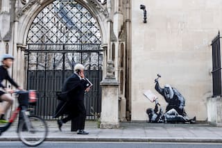 Nuevo mural de Banksy muestra a un juez golpeando a un manifestante, será retirado