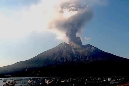 Nuevo pulso eruptivo del volcán japonés Sakurajima, situado en el sur de la isla Kyushu, en Japón