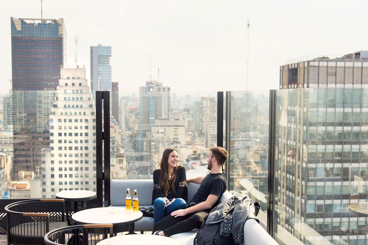 Nuevos bares, restaurantes y hoteles permiten apreciar la arquitectura porteña desde la cima de los rascacielos; cuáles son los miradores que atraen cada vez más turistas y vecinos para disfrutar del paisaje urbano con una mirada distinta