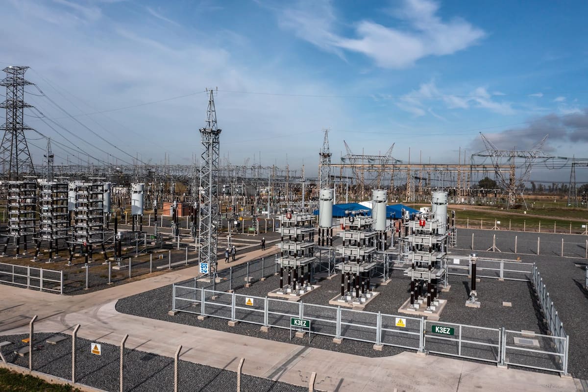 Nuevos capacitores Shunt instalados en la Estación Transformadora de Ezeiza. El equipamiento permitirá mejorar la confiabilidad del sistema y reducir restricciones en períodos de alta demanda.