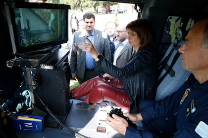 La ministra Patricia Bullrich y el secretario de Seguridad, Eugenio Burzaco, observan el nuevo helicóptero