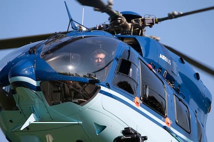 El jefe de la Policía Federal Argentina, piloteando un helicóptero