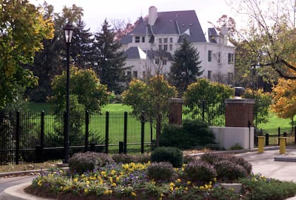 Número Uno en el Observatorio: la residencia oficial del vicepresidente de Estados Unidos cuenta con 33 habitaciones, incluyendo una sala de estudios y un salón de jardín.