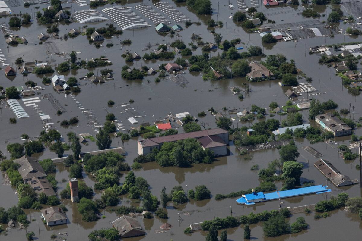 Numerosas casas están sumergidas debido a una inundación en Dnipryany después de la ruptura de la represa de Kajovka