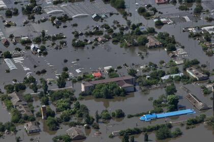 Numerosas casas están sumergidas debido a una inundación en Dnipryany después de la ruptura de la represa de Kajovka