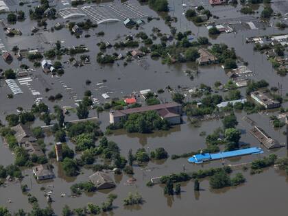 Numerosas casas están sumergidas debido a una inundación en Dnipryany, en una zona ocupada por fuerzas rusas en Ucrania, el miércoles 7 de junio de 2023, después de la ruptura de la represa de Kajovka. (AP Foto, Archivo)