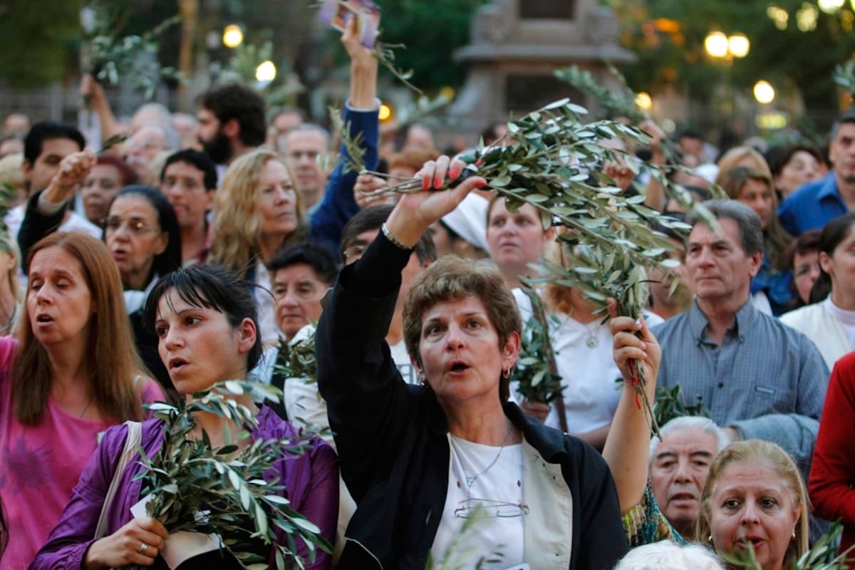 Numerosas personas convirtieron hoy las calles de la Ciudad en una fiesta en honor del papa Francisco