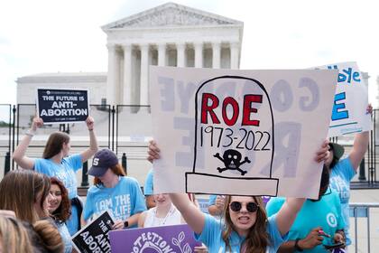 Numerosas personas se reúnen afuera de la Corte Suprema en Washington, el viernes 24 de junio de 2022, después de que el máximo tribunal revocara el histórico fallo de un caso relacionado con el derecho al aborto. (AP Foto/Jacquelyn Martin)
