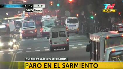 Numerosos colectivos se pusieron a disposición para trasladar a los pasajeros del Sarmiento