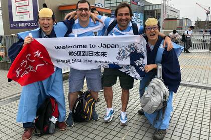 Numerosos espectadores japoneses hinchan por los Pumas, pero no saben decir más que "Argentina".