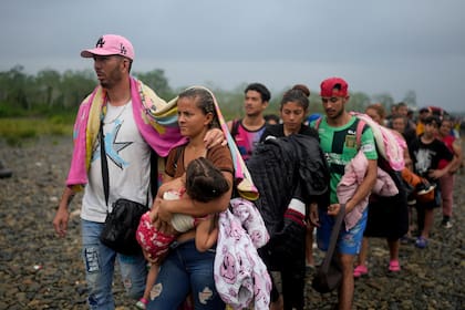Numerosos migrantes hacen fila para subir a una embarcación en Bajo Chiquito, Panamá, el 7 de mayo de 2023, tras cruzar a pie la selva del Darién desde Colombia (AP Foto/Natacha Pisarenko, archivo)
