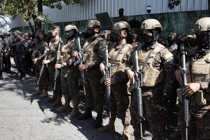 Numerosos soldados llegan a Soyapango, en las afueras de la capital de El Salvador, el sábado 3 de diciembre de 2022, para imponer un cerco a fin de capturar a miembros de pandillas delictivas. (AP Foto/Salvador Melendez)