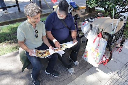 “Nunca le tuve miedo a nada", asegura Mario mientras contempla las ilustraciones de cuando era trapecista en el circo