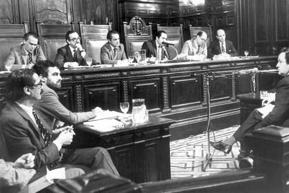 Nunca más. La primera audiencia oral del Juicio a las Juntas, el 22 de abril de 1985, durante el cual se enjuició a nueve militares de las tres armas que ejercieron el poder desde el golpe de marzo de 1976; en primer plano, el fiscal Strassera y el fiscal adjunto Moreno Ocampo