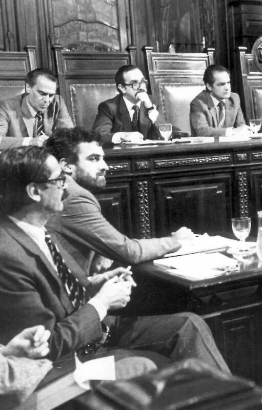 Nunca más. La primera audiencia oral del Juicio a las Juntas, el 22 de abril de 1985, durante el cual se enjuició a nueve militares de las tres armas que ejercieron el poder desde el golpe de marzo de 1976; en primer plano, el fiscal Strassera y el fiscal adjunto Moreno Ocampo