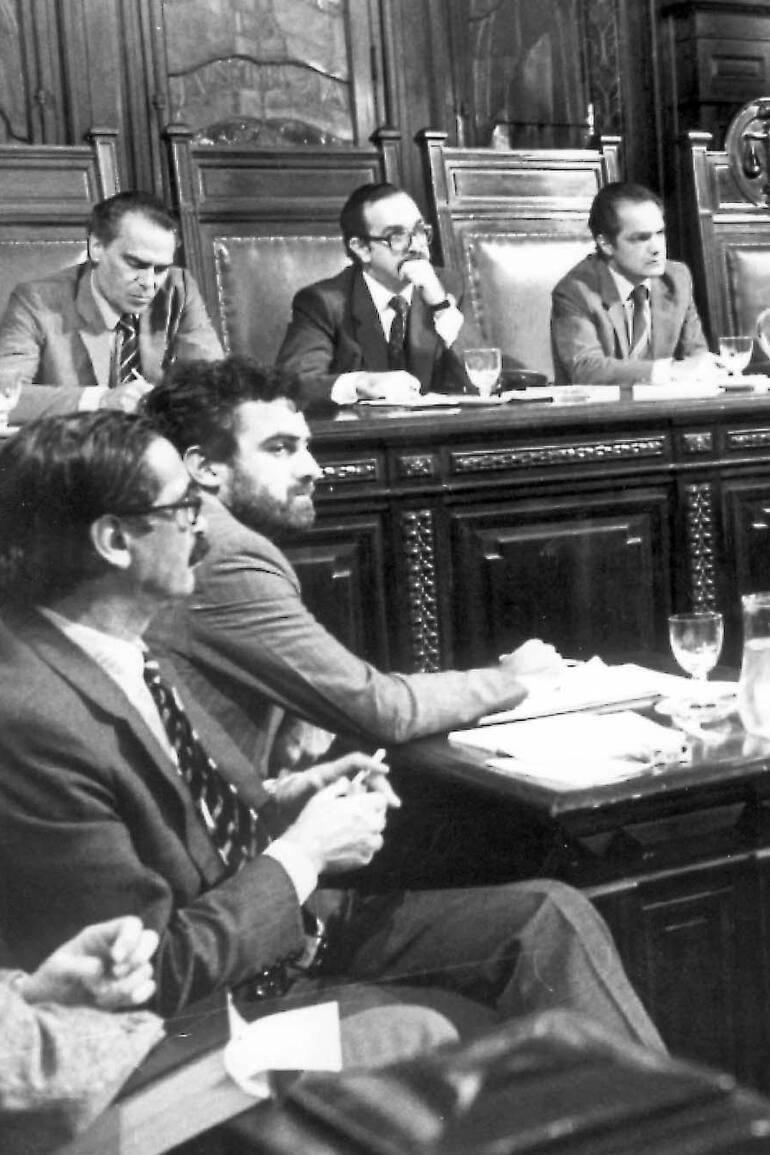 Nunca más. La primera audiencia oral del Juicio a las Juntas, el 22 de abril de 1985, durante el cual se enjuició a nueve militares de las tres armas que ejercieron el poder desde el golpe de marzo de 1976; en primer plano, el fiscal Strassera y el fiscal adjunto Moreno Ocampo