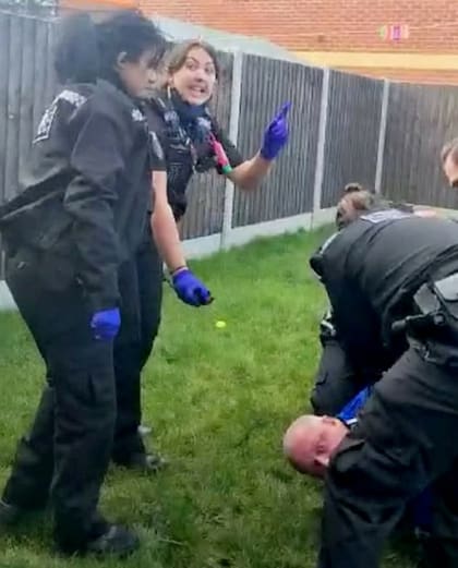 "¿Nunca quisiste hacer mooning con una cámara de velocidad? Bueno, lo hice” fue lo que contestó Darrel cuando la policía lo tiró al suelo