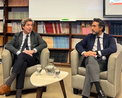 Núñez Fernández junto a Pablo Bereciartua, ministro porteño de Movilidad e Infraestructura y presidente del CAI