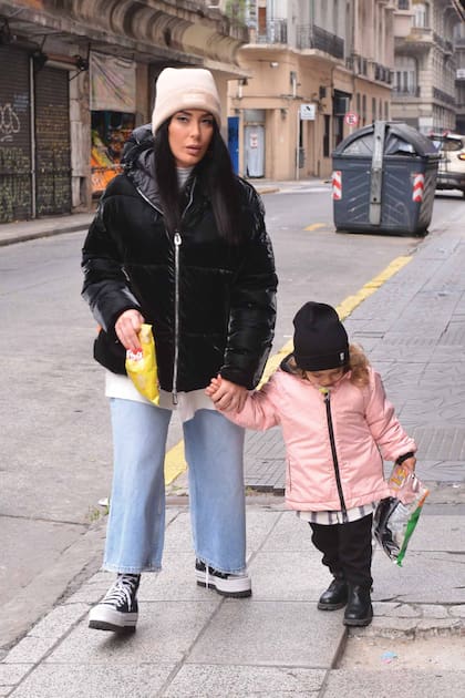 Nunzia en Buenos Aires con India Nicole, la menor de la familia. Su hijo mayor, Diego Matías, se llama así por un pedio del abuelo. “Siempre nos gustó el nombre Matías y decíamos que si teníamos un varón se iba a llamar así. Pero cuando Diego Junior se reencontró con su papá, él vino a conocer nuestra casa en Italia. Yo todavía no estaba embarazada, sin embargo, Diego vio una habitación vacía y dijo: ‘Este es el dormitorio de mi futuro nieto, y si es varón se tiene que llamar como yo’. ¡Y a nosotros nos pareció perfecto!”, recuerda la italiana.