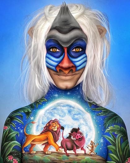 Nuria Adraos bajo uno de sus últimos diseños, sobre la película El rey león