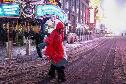 NY: durante las bandas más intensas de la mañana del lunes, el Servicio Meteorológico Nacional (NWS) reportó tasas de caída de nieve de entre dos y tres pulgadas (cinco a ocho centímetros) por hora