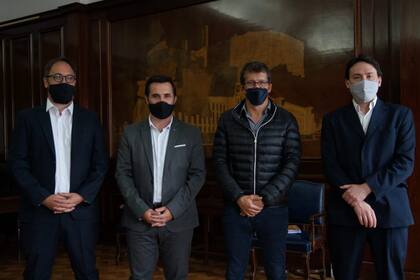 El secretario de Energía, Darío Martínez, junto con el subsecretario de Energía Eléctrica, Federico Basualdo, se reunieron con el ministro de Desarrollo Económico y Producción de la Ciudad de Buenos Aires, José Luis Giusti, y el subsecretario de Energía de la Provincia de Buenos Aires, Gastón Ghioni
