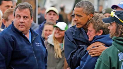 Obama, con el gobernador Chris Christie y víctimas del huracán Sandy