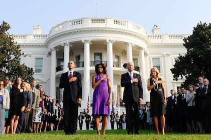 Obama, Biden y sus mujeres realizaron un minuto de silencio en el jardín de la Casa Blanca