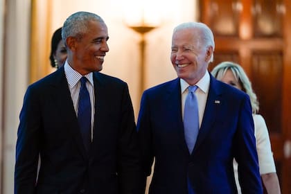 Obama junto a Joe Biden (AP/Andrew Harnik)