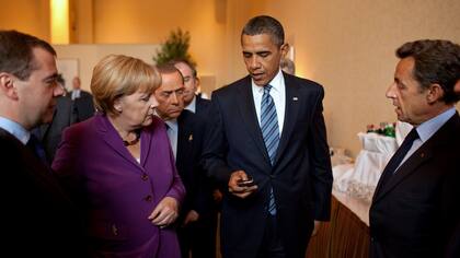 Obama muestra su BlackBerry a otros mandatarios en 2010