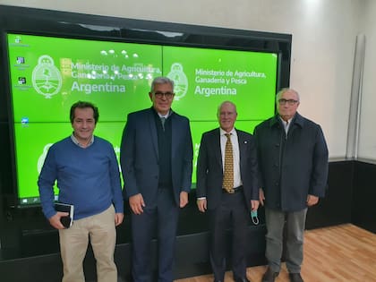 Obdulio San Martín, presidente del Inase; Julián Domínguez, ministro de Agricultura; Luis Zubizarreta, presidente de Acsoja y Rodolfo Rossi, expresidente de esa cadena