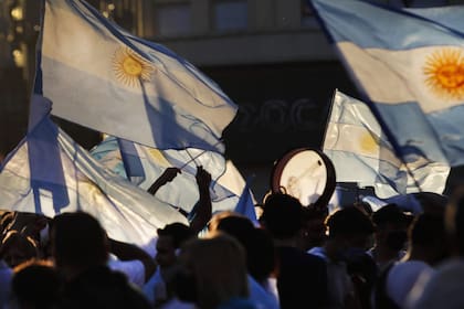 En el Obelisco los manifestantes seguían presentes a pesar de la llegada de la noche
