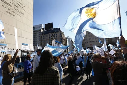 Manifestantes en el Obelisco