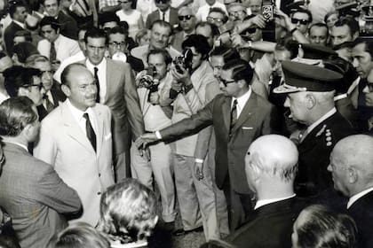 Oberdan Sallustro era un hombre relevante en el empresariado argentino; aquí recibe en Leones un premio al Mérito Industrial
