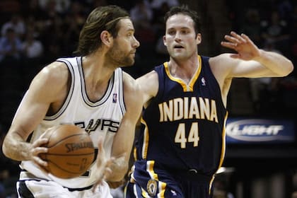 Oberto, en acción en la NBA con la camiseta de San Antonio