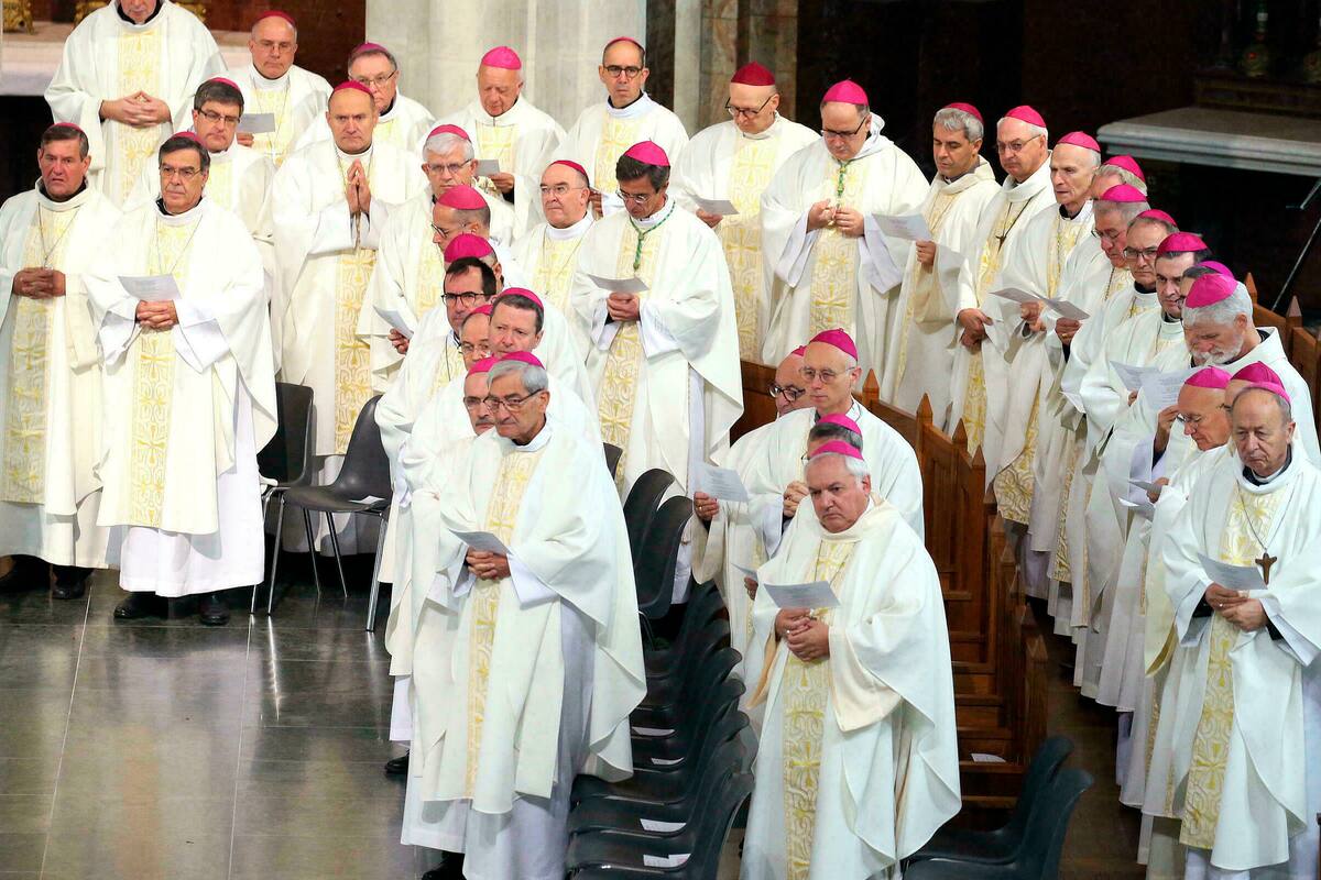 Obispos franceses durante una misa en Notre Dame de Lourdes