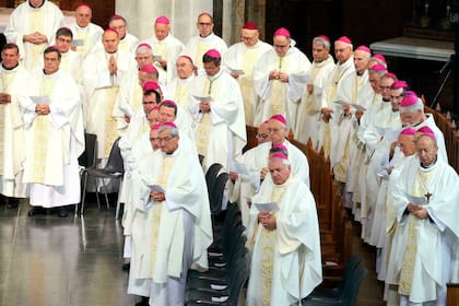 Obispos franceses durante una misa en Notre Dame de Lourdes