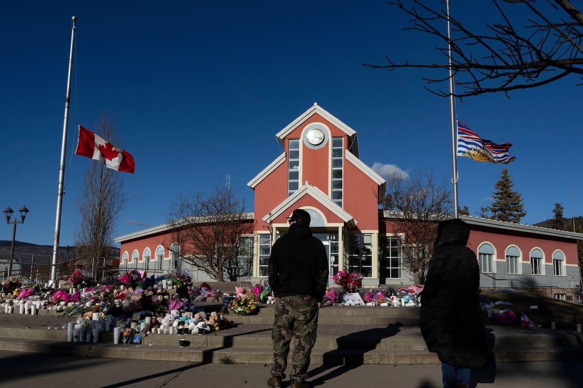Objetos colocados en honor a las víctimas del tiroteo en la escuela, en Tumbler Ridge, Columbia Brit