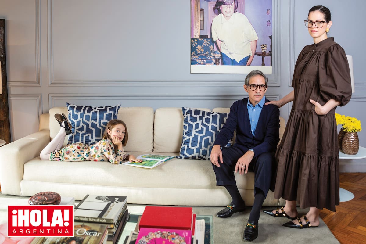 Objetos exquisitos y libros de moda, arte e historia son los protagonistas del living de los Brown. “Seleccionamos juntos cada elemento; todos cuentan una historia. Los libros de literatura e historia son de Victoria; los de moda y psicología transpersonal, míos”, dice el diseñador.