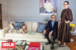 Objetos exquisitos y libros de moda, arte e historia son los protagonistas del living de los Brown. “Seleccionamos juntos cada elemento; todos cuentan una historia. Los libros de literatura e historia son de Victoria; los de moda y psicología transpersonal, míos”, dice el diseñador.