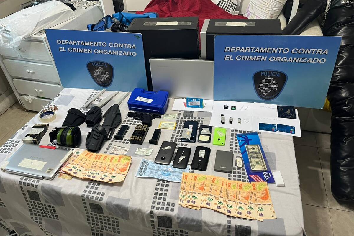 Objetos incautados tras el allanamiento en una de las propiedades de la banda de "Guantes Blancos"