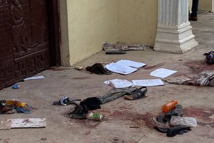 Objetos personales, zapatos y papeles entremezclados con sangre yacen en el piso de la iglesia católica de San Francisco tras un ataque efectuado por hombres armados, el domingo 5 de junio de 2022, en Owo, Nigeria. (AP Foto/Rahaman A Yusuf)