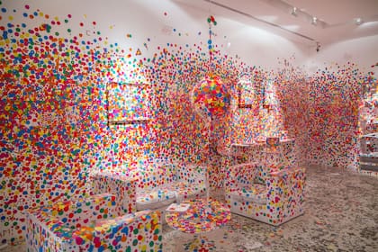 Obliteration Room, una sala blanca pensada por Kusama intervenida por el público con stickers de colores