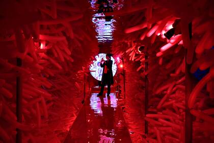 Obra Creada con 20.000 globos rojos por Solange Agterberg