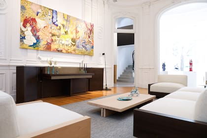 Obra de Alejo Musich y muebles de Oromanta en la muestra "Lateral"